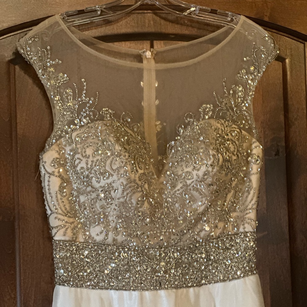Absolutely beautiful formal/ wedding dress size 12